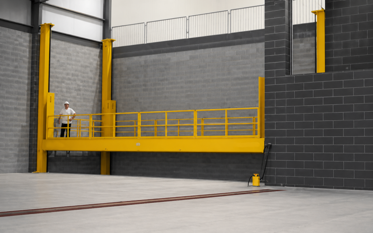 Four Post Lift for Theater rising1