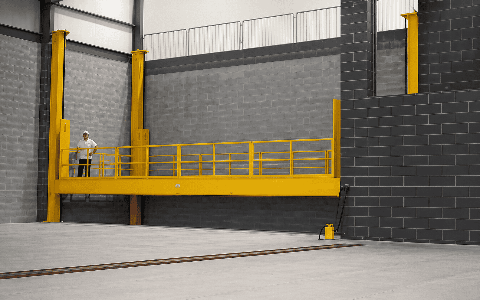Four Post Lift for Theater rising1