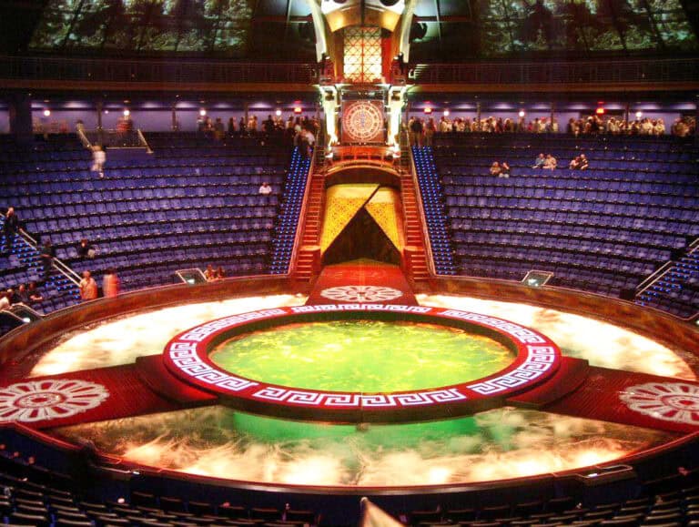 Theater in the round underwater stage lift