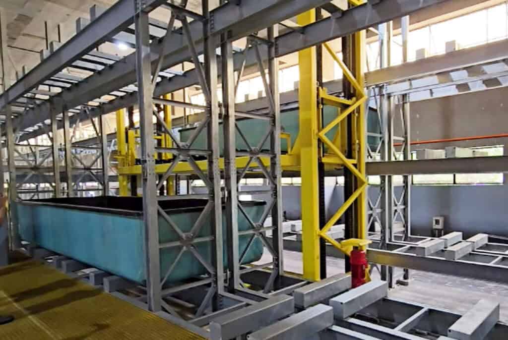 Marine traversing gantry lift