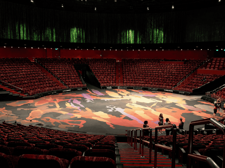 CIty-of-Dreams-Theater-underwater-stage-system1