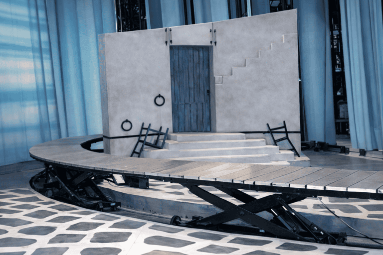 Portable-Scissor-Lifts-for-Theater